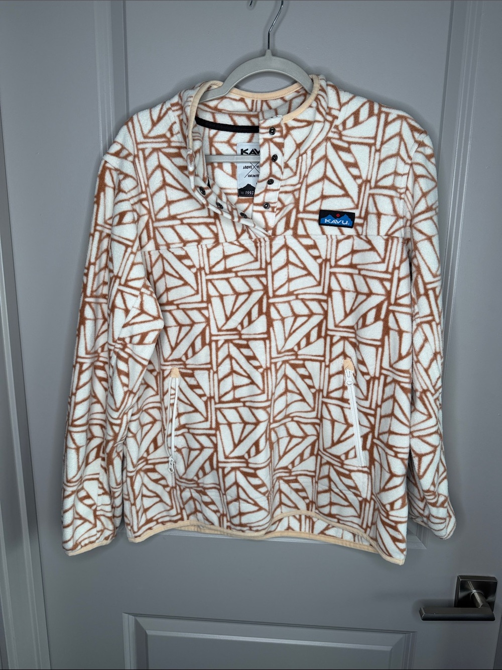 Kavu White & Tan Geometric Fleece Pullover